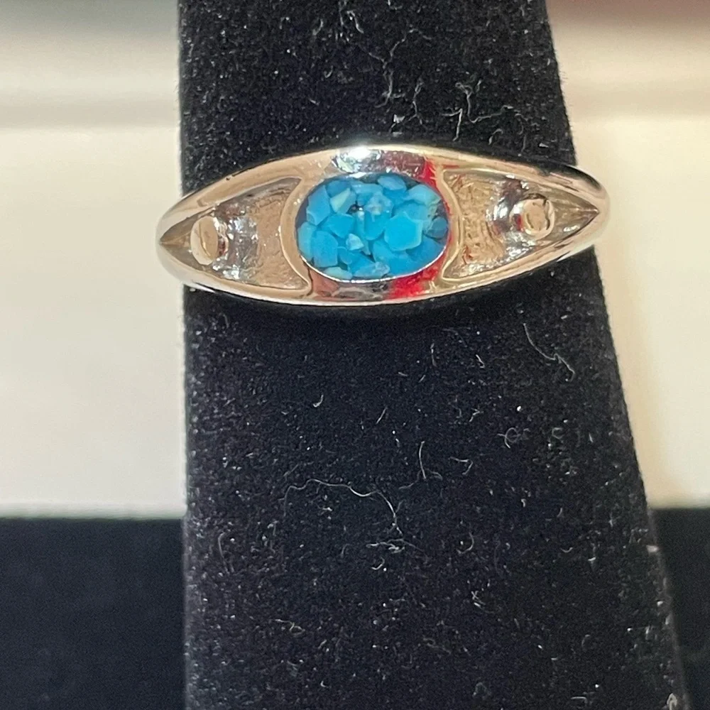 Elegant Silver Tone Ring with Blue Gemstone Chips Size 6